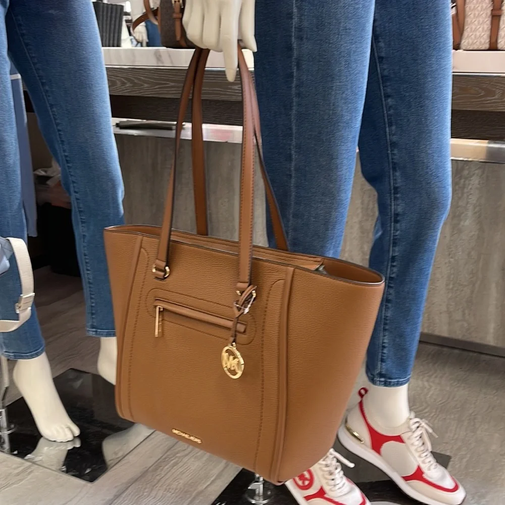 MICHAEL KORS CARINE LARGE FRONT ZIP POCKET SHOULDER TOTE BAG PURSE
NWT
LUGGAGE - Picture 2 of 16